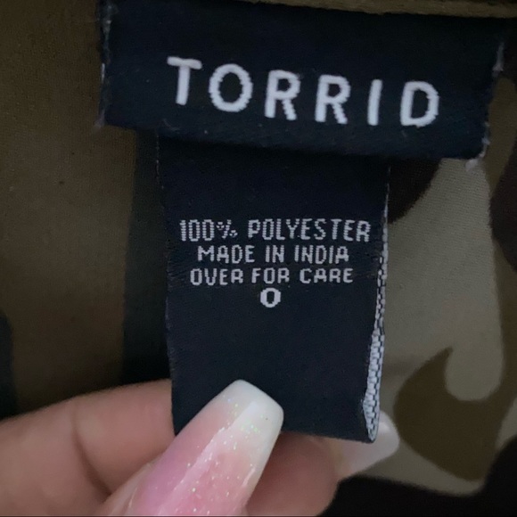 Torrid Camouflage Tie Button Up Shirt Blouse SZ 0 - Picture 5 of 6